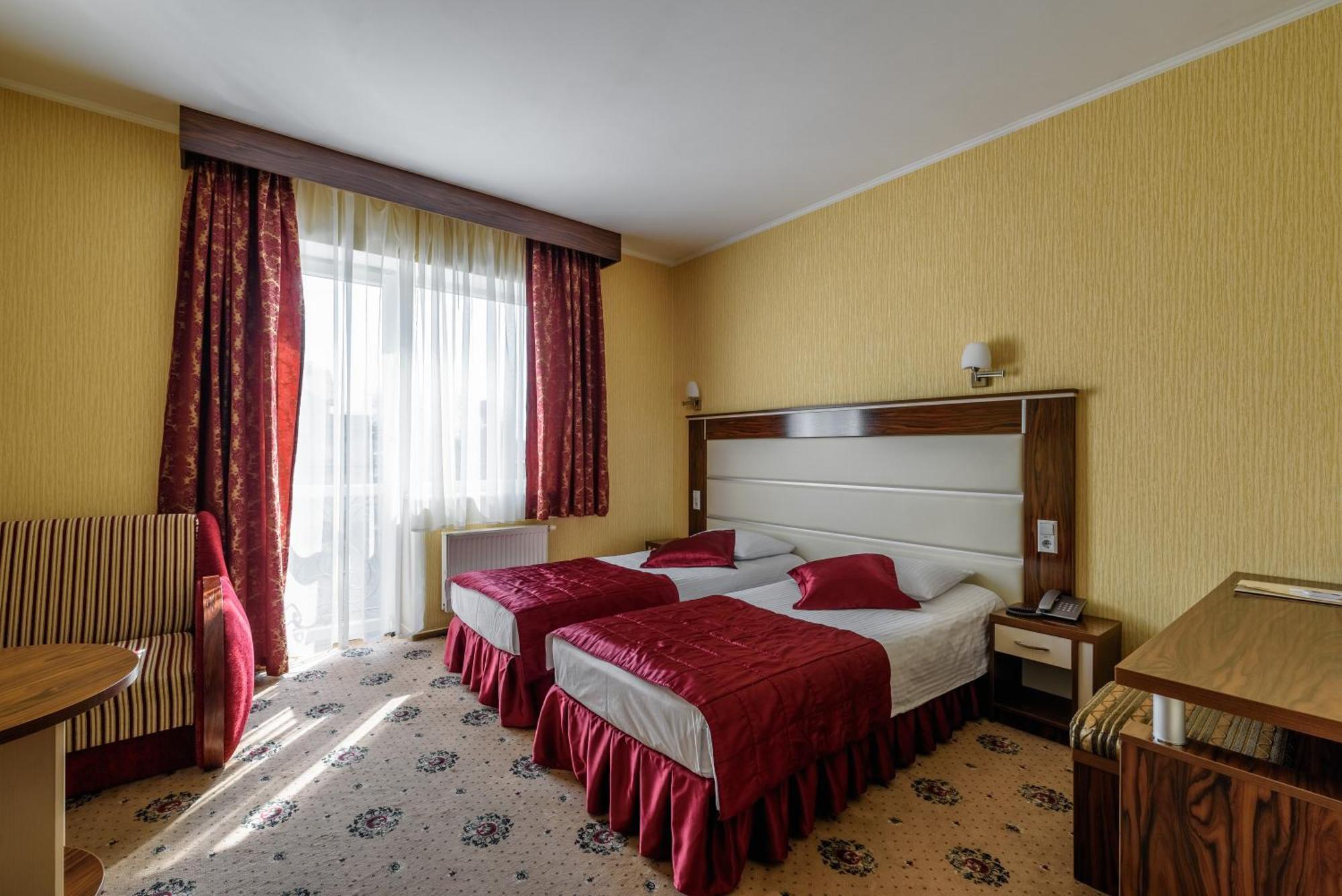 Status Hotel Malekhuv Exterior foto