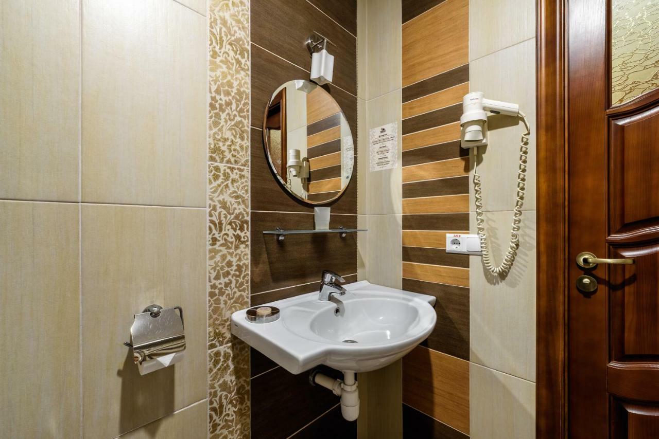 Status Hotel Malekhuv Exterior foto