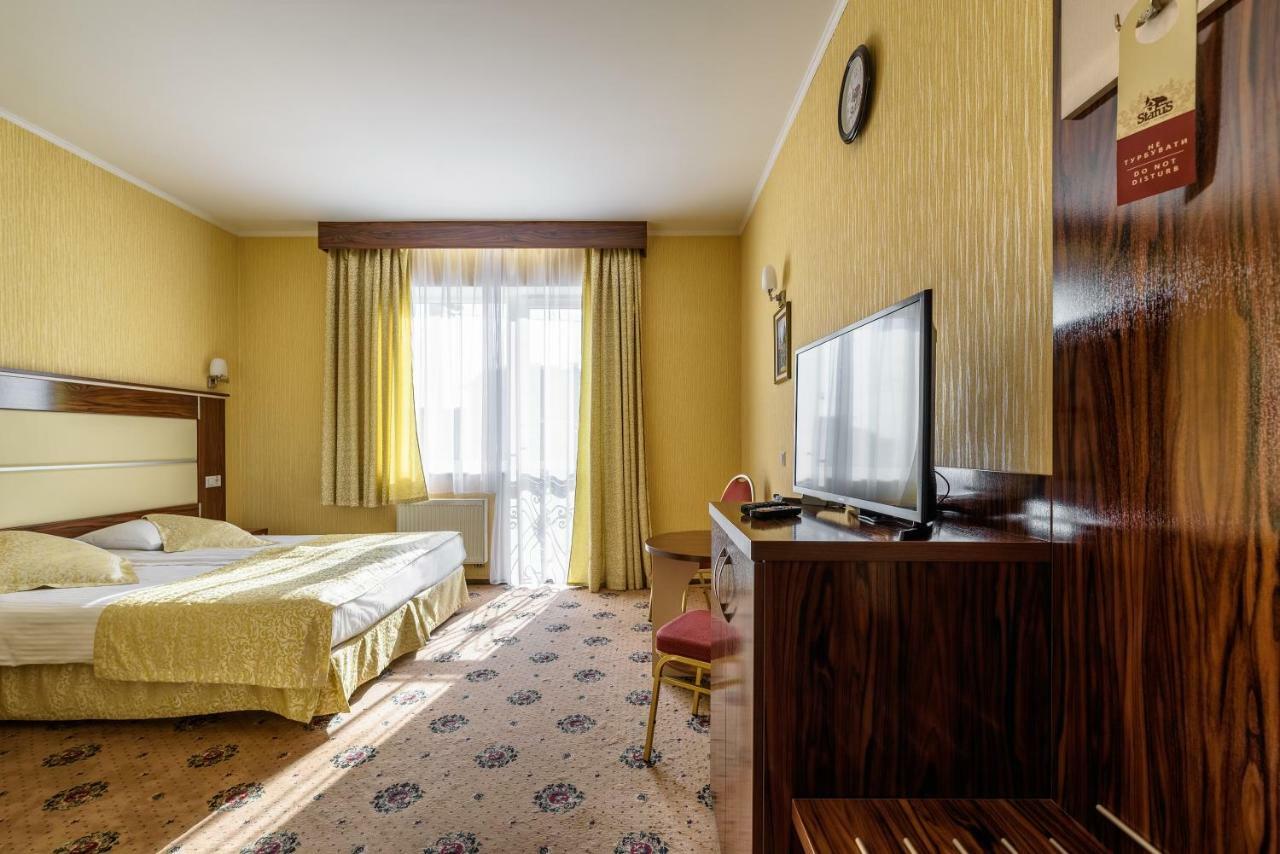 Status Hotel Malekhuv Exterior foto
