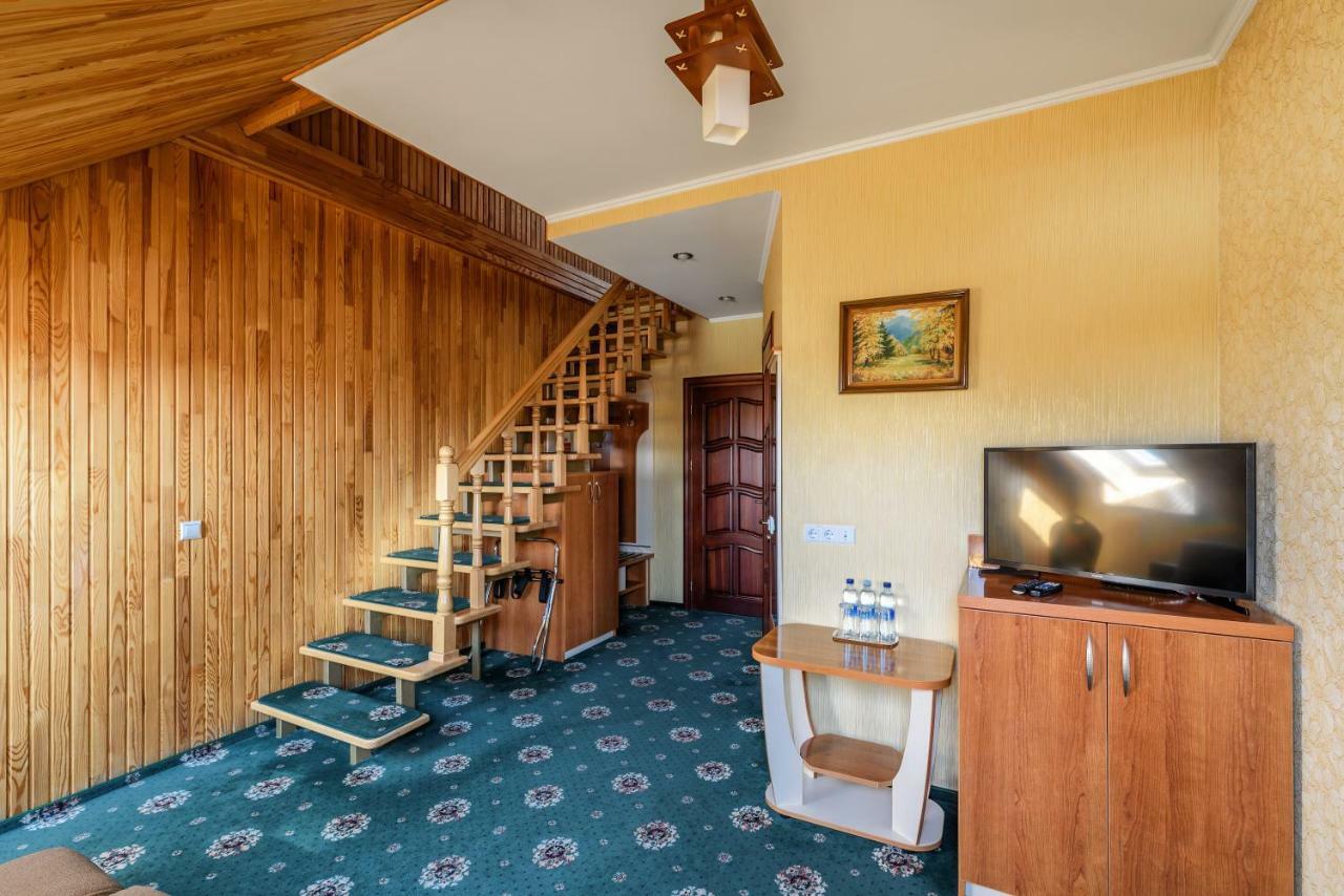 Status Hotel Malekhuv Exterior foto